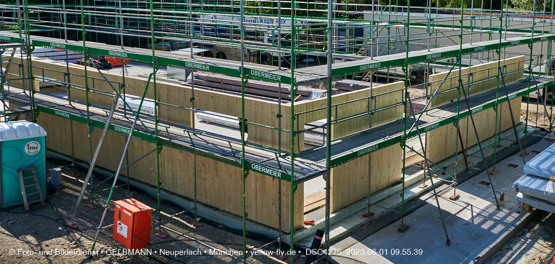 01.06.2023 - Neue Holzwände für das Haus für Kinder in Neuperlach in München